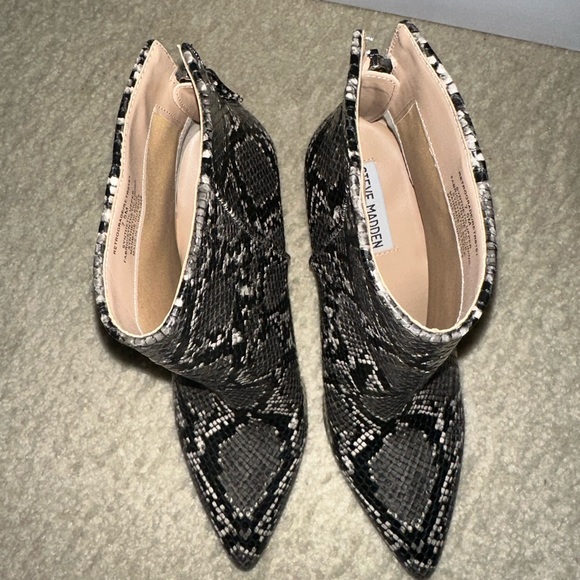 Steve Madden Retrograde Grey Snake Boot Leather Heel - Picture 7 of 7